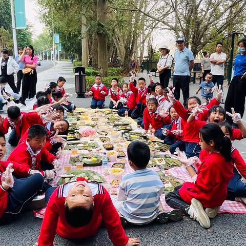 相约“趣”野餐  邂逅好时光——芒市七小启航三中队开展寻春美食分享主题实践活动