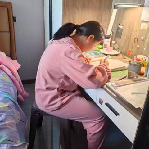 智为笔，体作墨，劳成画，绘就多彩成长路