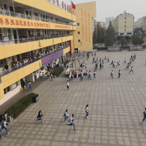 漯河市第三初级中学开展消防安全应急疏散演习活动