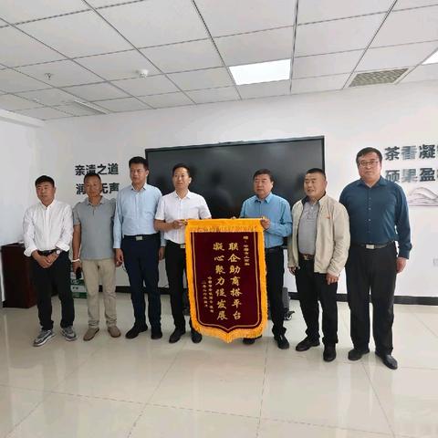 哈密市安徽商会向市工商联赠送锦旗致谢助企服务成效