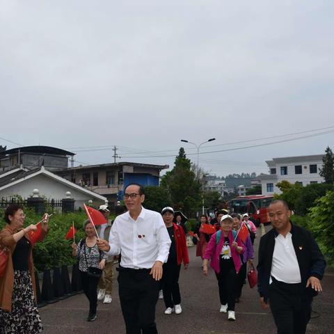 《老少同声颂党恩•携手奋进新征程》“主题党日”活动在宣威小学开展