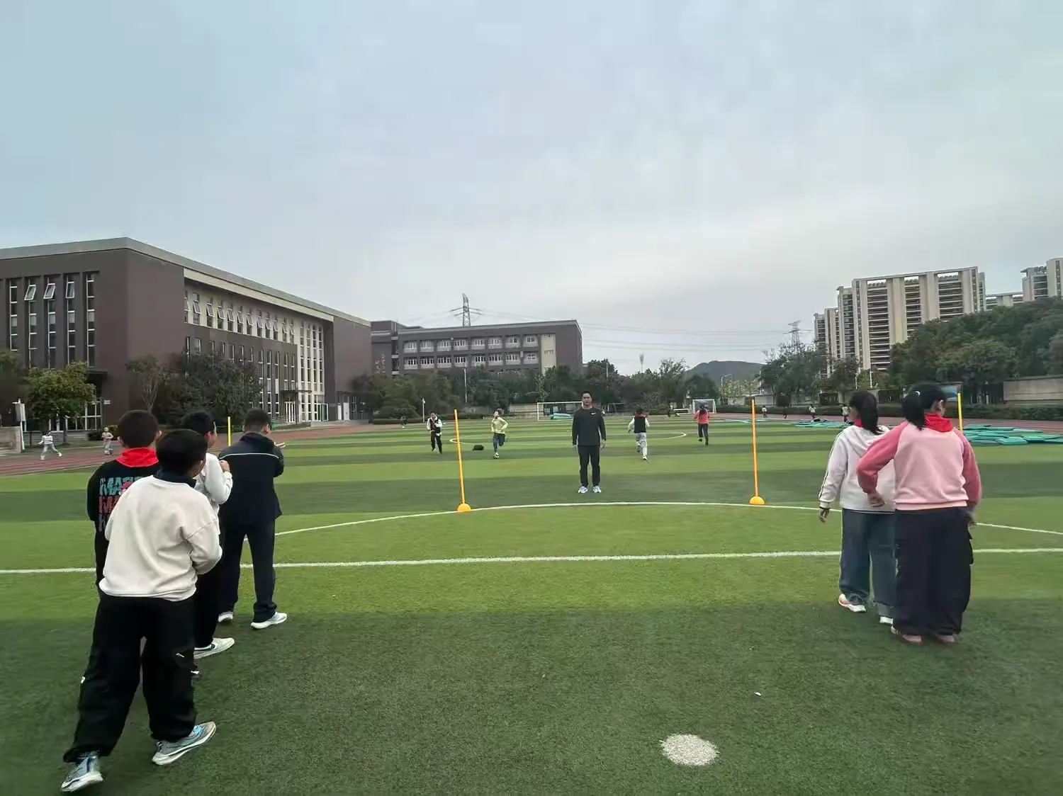 简篇-【灵美龙小·校本教研】“金陵好课堂”:聚焦体适能变速跑,赋能五育健康成长——龙潭中心小学体育校本研修系列活动(二)