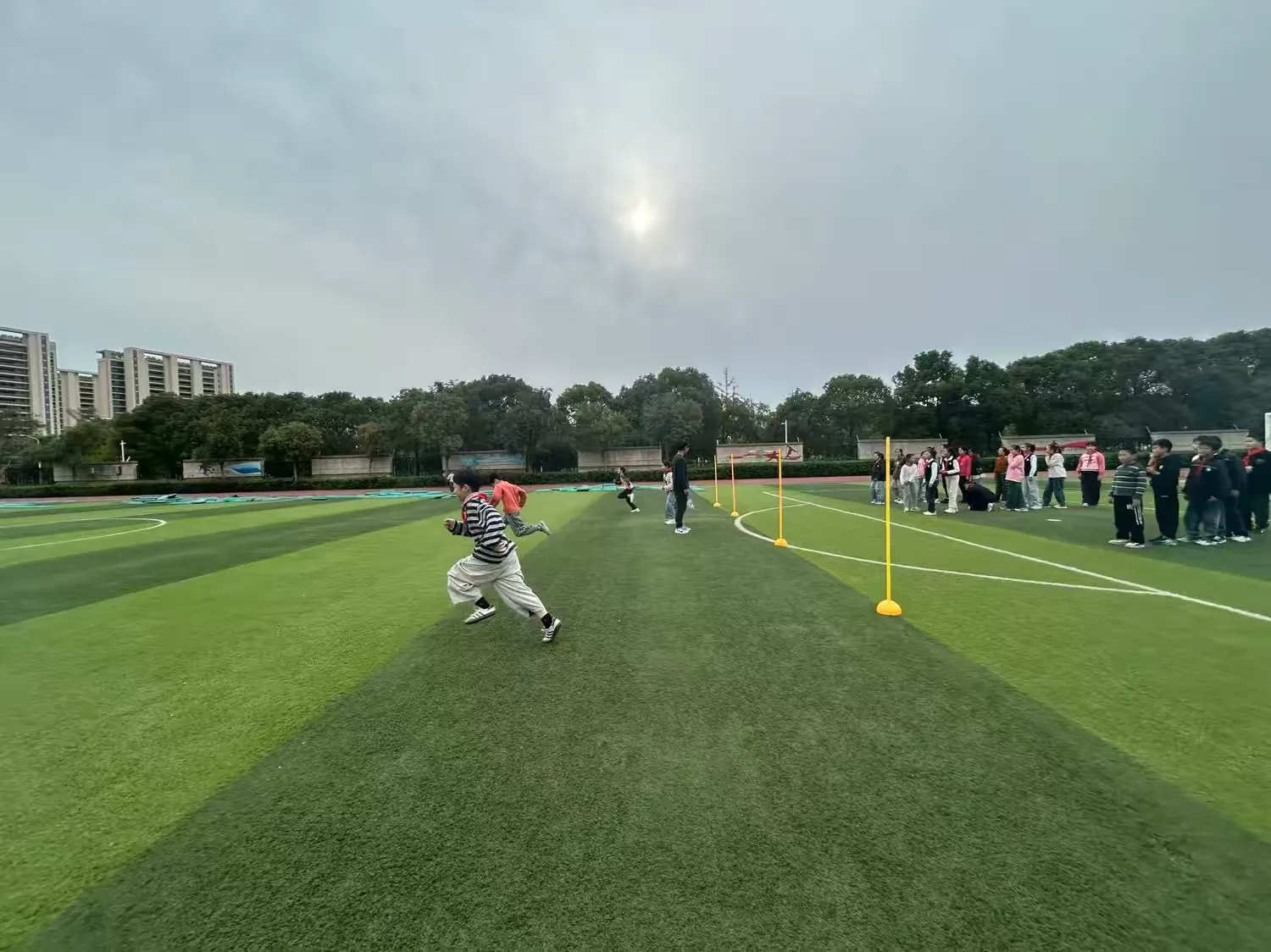 简篇-【灵美龙小·校本教研】“金陵好课堂”:聚焦体适能变速跑,赋能五育健康成长——龙潭中心小学体育校本研修系列活动(二)