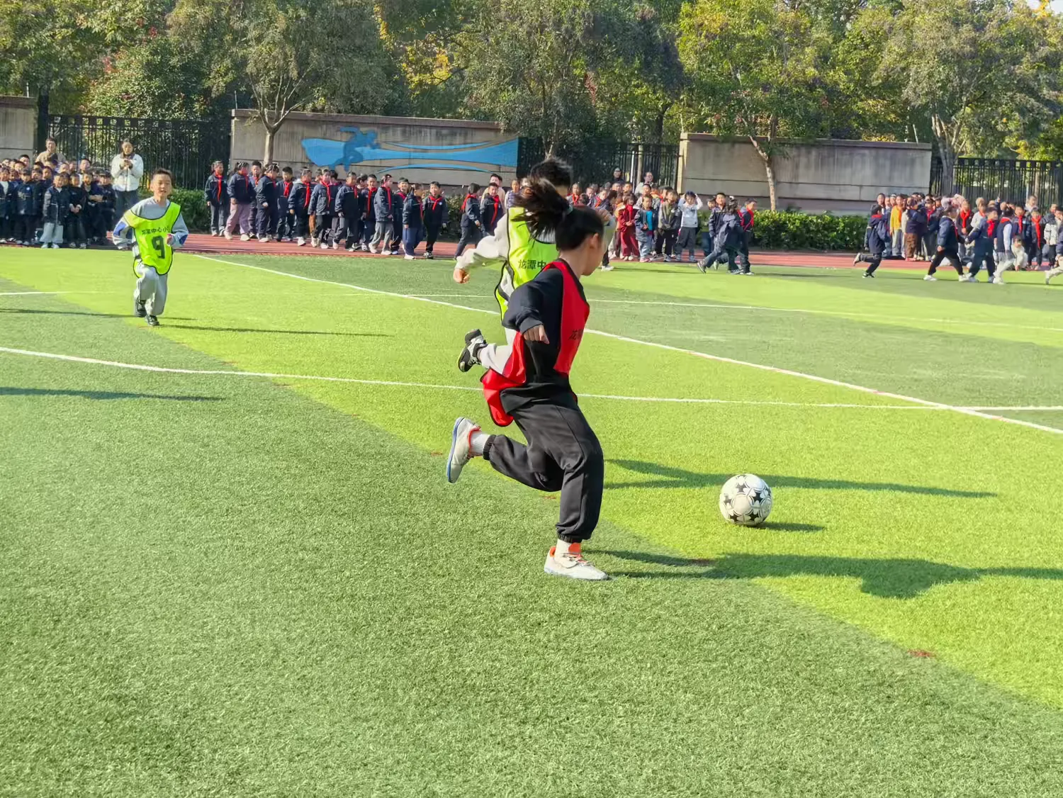 简篇-绿茵逐梦,活力绽放——龙潭中心小学(本部)第五届“校长杯”班级足球联赛开幕