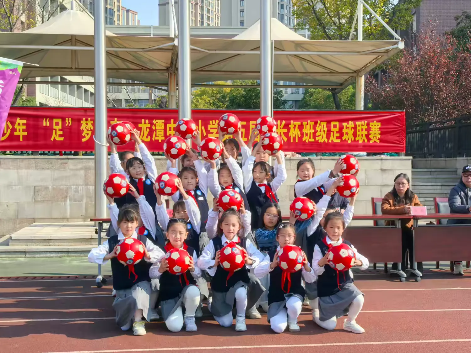简篇-绿茵逐梦,活力绽放——龙潭中心小学(本部)第五届“校长杯”班级足球联赛开幕