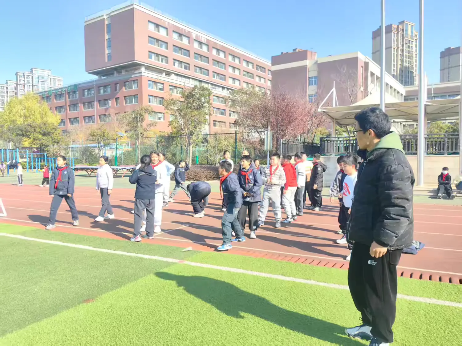 简篇-【灵美龙小·校本教研】“金陵好课堂”:活力跑起来,体适能进阶——龙潭中心小学体育校本研修系列活动(三)