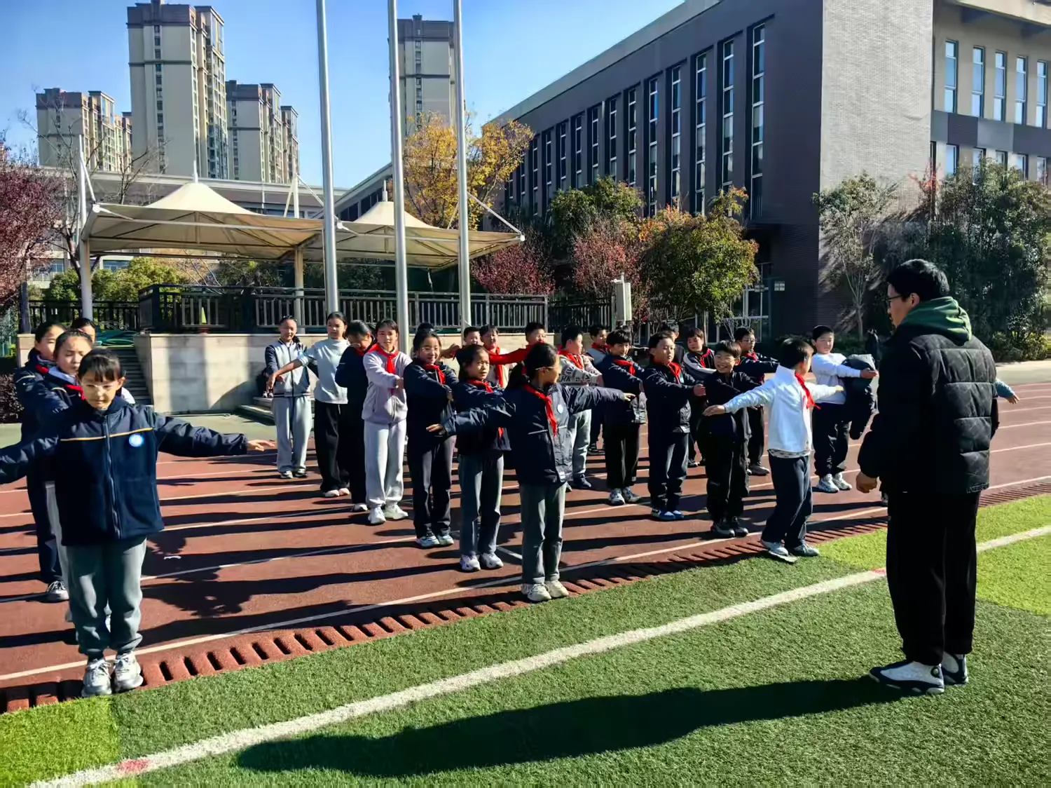 简篇-【灵美龙小·校本教研】“金陵好课堂”:活力跑起来,体适能进阶——龙潭中心小学体育校本研修系列活动(三)