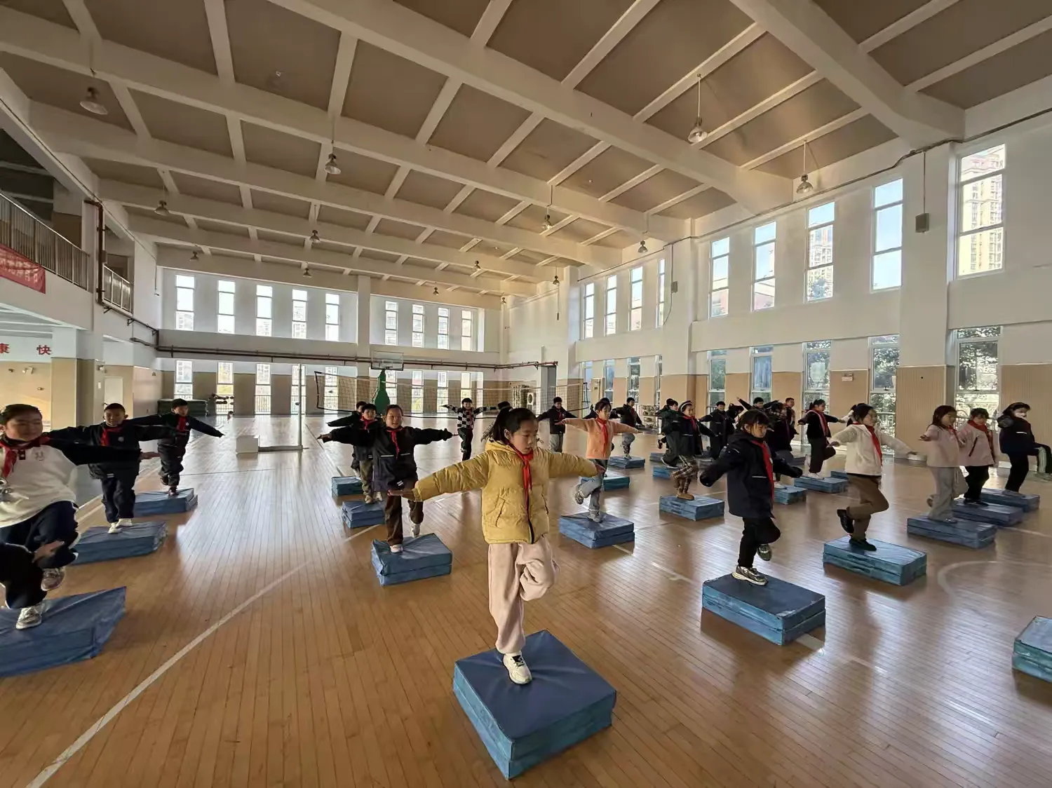简篇-【灵美龙小·校本教研】“金陵好课堂”:趣味平衡练体能,活力成长伴童年——龙潭中心小学体育校本研修系列活动(四)