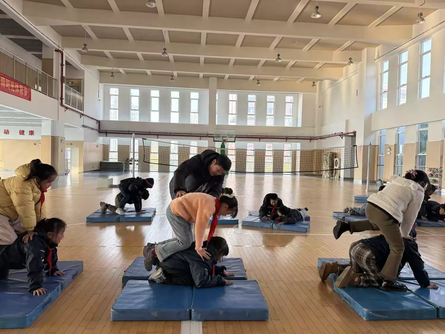 简篇-【灵美龙小·校本教研】“金陵好课堂”:趣味平衡练体能,活力成长伴童年——龙潭中心小学体育校本研修系列活动(四)