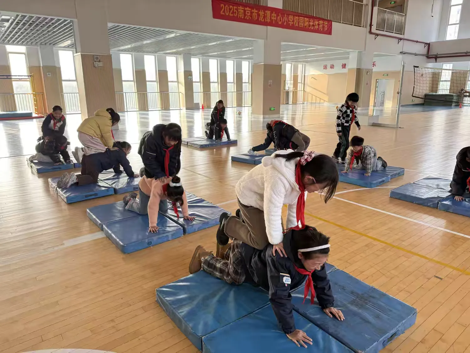 简篇-【灵美龙小·校本教研】“金陵好课堂”:趣味平衡练体能,活力成长伴童年——龙潭中心小学体育校本研修系列活动(四)