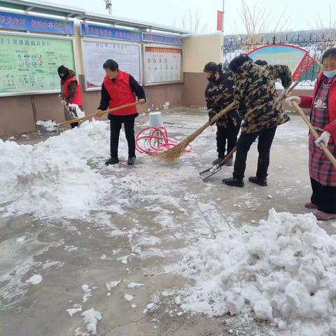 菏泽市鲁西新区陈集镇桶子河村开展“干干净净过大年，扫雪便民行”志愿服务活动。