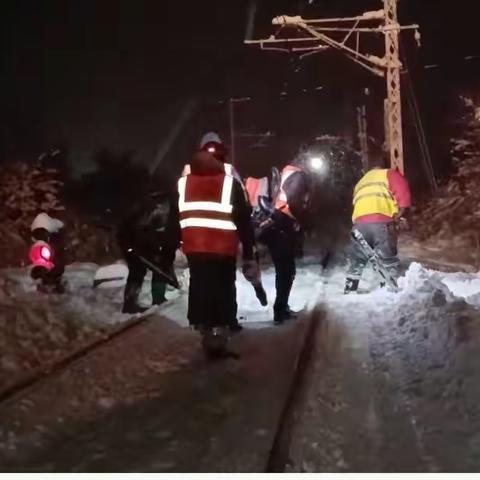 城铁工电以雪为令，铁军战风雪纪实