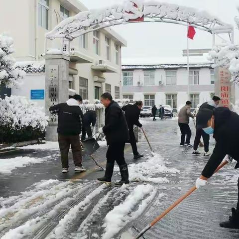 焦作高新区阳庙镇：党员干部齐上阵 清扫积雪保畅通