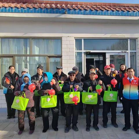 瓜州县青烨社会工作服务中心  社工老人手拉手 喜迎元旦心连心