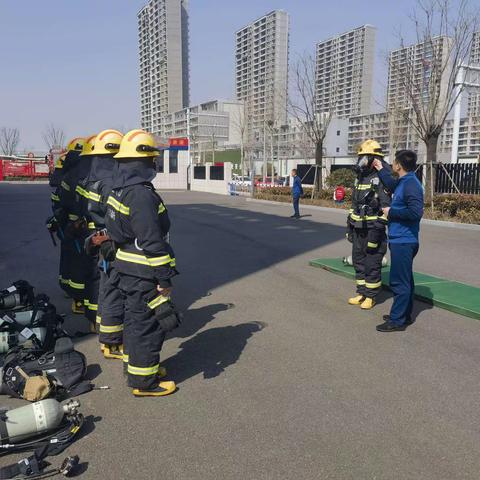 【临沂支队】严训实练 砺兵强能丨兰山大队南昌路消防救援站组织原地空气呼吸器穿戴科目训练