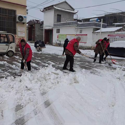 冬日暖人心   扫雪我先行