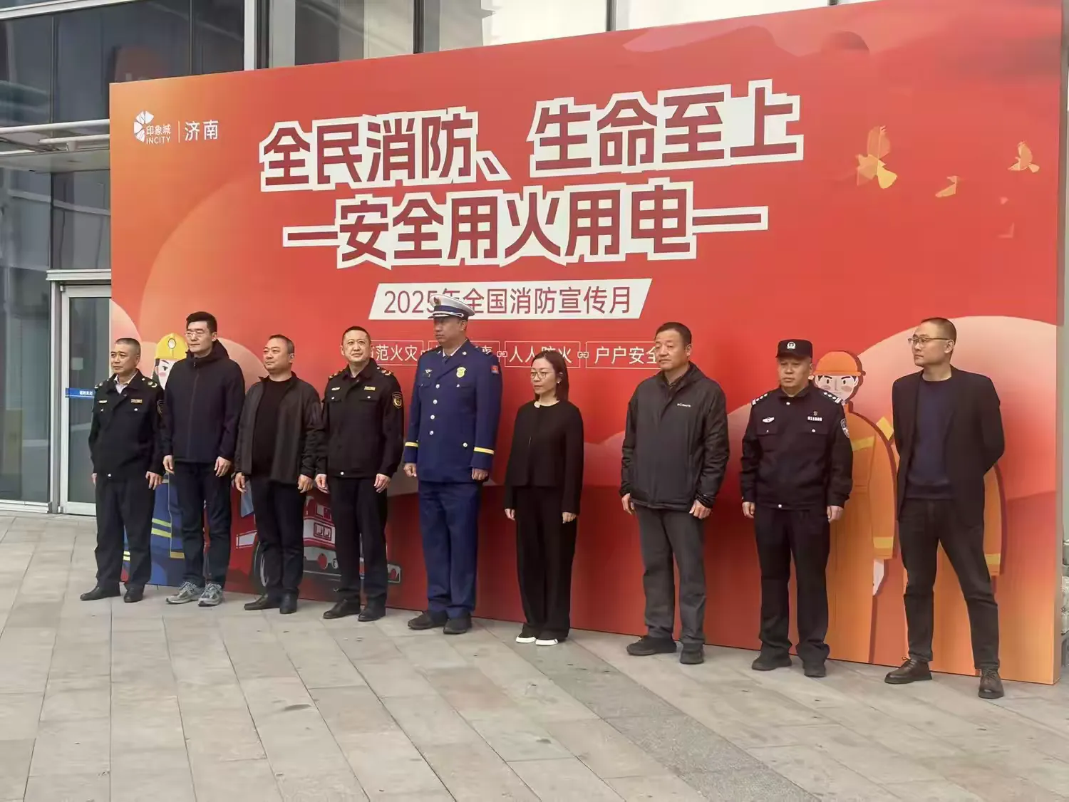 简篇-筑牢安全防线 守护平安社区——山大路街道区直东社区联合印象城、宏海物业开展消防安全培训演练活动