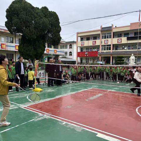 十里铺小学首届教师羽毛球赛：以运动激情燃亮校园