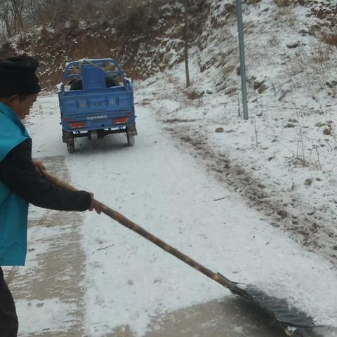 冬日雪后，网格员与村民的义务劳动