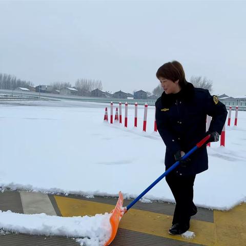 迎风雪保畅通  原阳东收费站工作人员全力开展道路交通安全隐患保障行动