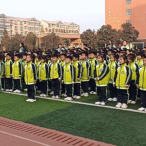 雏鹰起飞展雄姿              ——祥符区第三实验小学一年级段队列队形展示活动