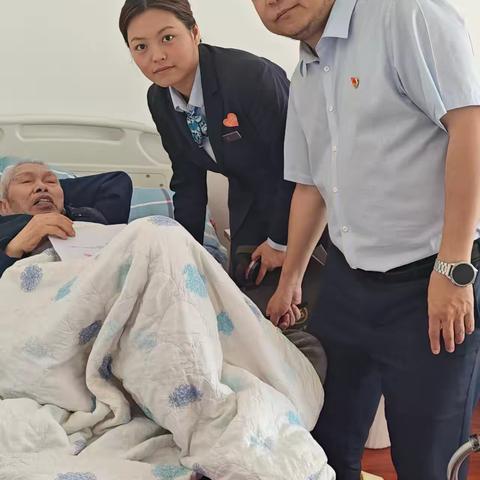 工行乌鲁木齐分行胜利路支行暖心上门解民忧