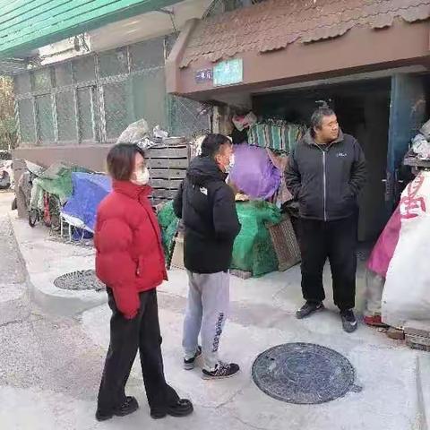 巡查社区发现单元门口有杂物