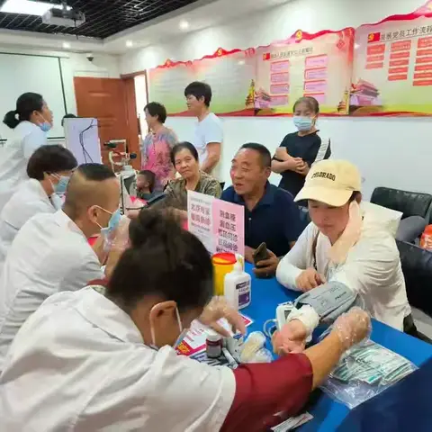 王舍人街道社区社会组织联合会联合万象新天北区社区开展义诊活动