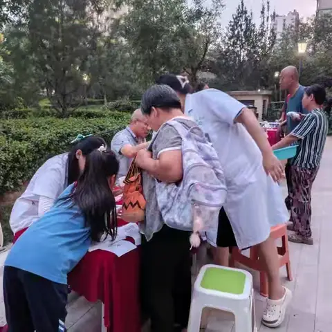 王舍人街道社区社会组织联合会联合万象新天东区社区开展中医夜市活动