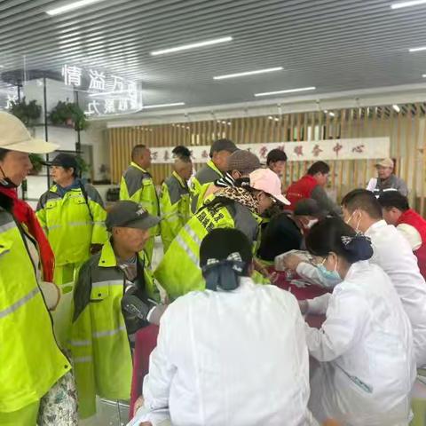 王舍人街道社区社会组织联合会联合万象新天西区社区开展“银发享健康・镜头映重阳”义诊暨公益拍摄活动