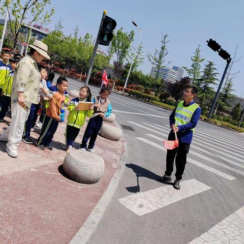 美丽的坚守，爱的护航——高新区实验小学一班家长护卫队纪实 4月29日