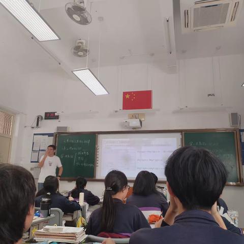 深耕细研踏歌行，共谱教研新美篇-记化学教研室第13周公开课交流活动