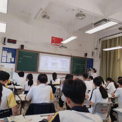 【找准例题，助力课堂】--记化学教研室第19周公开课交流活动