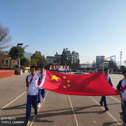 欢乐的小学生运动会 在一个晴朗的周末早晨，阳光洒在校园的每个角落，绿草如茵，鲜花盛开。一年一度的全校小学生运动会在学校体育场拉开了帷幕。