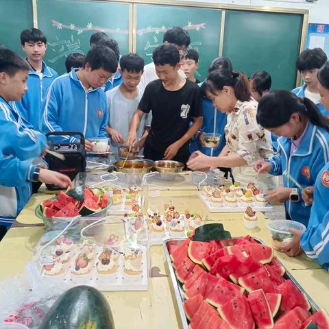 苍岭中学八年级272班全体 学生共度端午节