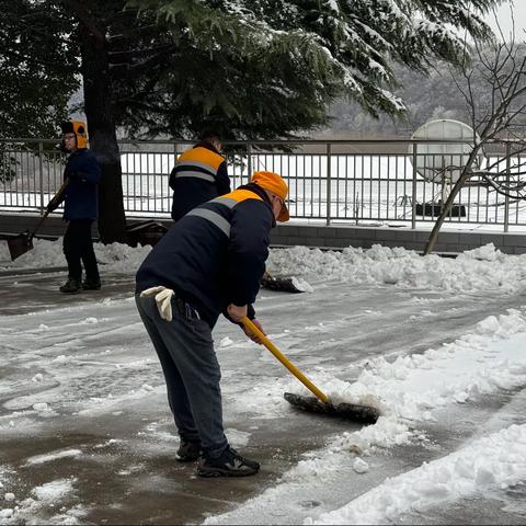 西武匠车站全体职工十二月十四日全力进行道岔除雪打冰及站内积雪清扫工作