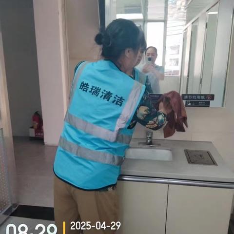 【皓瑞清洁】碧岭市场公共卫生间，凤凰公馆公共卫生间工作简报