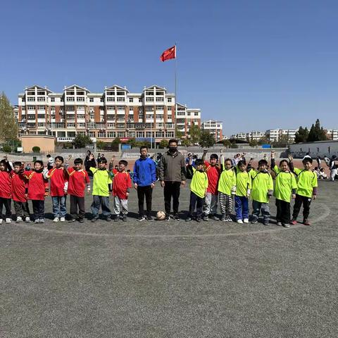 绿茵逐梦，“足”够精彩 ——三年级班级足球对抗赛