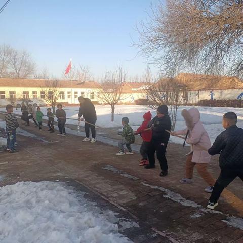 双刘店小学阳光体育运动——雪地拔河比赛