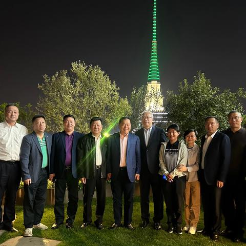 吉林省商务厅领导携绿园区政府领导率我商会代表赴上海拜访全国政协委员、上海市江苏商会会长、月星集团董事局主席丁佐宏及上海市江苏商会，开展“苏商携手·共谋发展”经贸活动