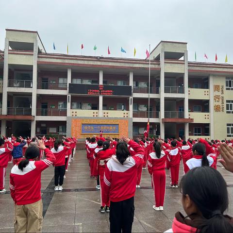 平昌县灵山小学最美小精灵 第八期“快乐童年，你我相伴”