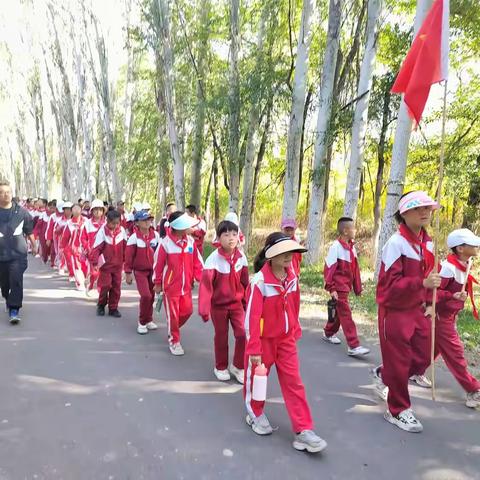 出发入浅秋 探秘天然基因库 巩留县第二小学赴“野核桃沟”研学之旅