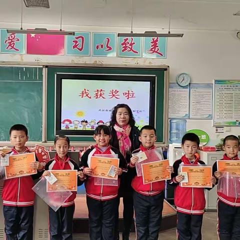 表彰催奋进    榜样促前行     －拉古小学中年组期中素养测试表彰