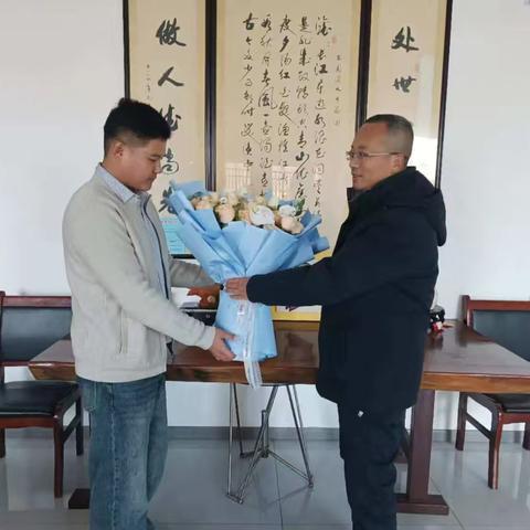 九间房镇退役军人服务站慰问探亲边防战士