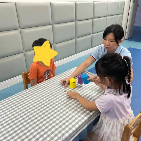 关于生命关怀理念下幼儿融合教育实践小组活动《反义词上下学习及应用》