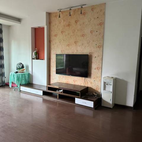 学区房🔥小区4楼2室2厅2卫，精装，家具家电齐全(2个空调)，室内干净卫生， 不临街，学习办公的好住宅，免费停车， 免费物业， 650元一月，联系电话👉15183748917