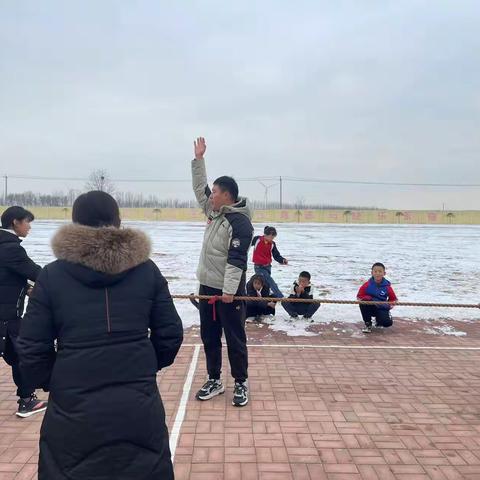 在雪地中绽放风采—沟店铺小学雪地拔河比赛