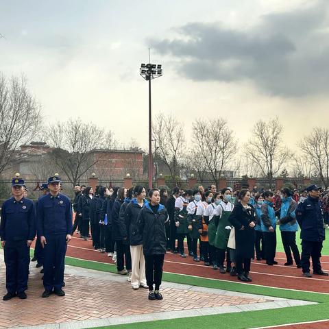 公田三路政府专职消防救援站与公田六路政府专职消防救援站联合走进校园开展疏散逃生演练