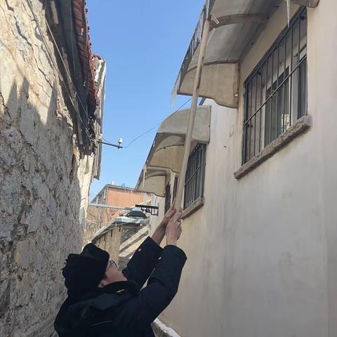 贡院城管站队员春节期间排除冰锥