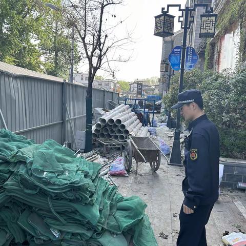 贡院城管站督促施工单位洒水降尘